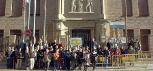 El claustro de profesores del instituto Ramón Arcas, ante la fachada del centro docente, cuyo derribo se ha aplazado. :: S.L.V./