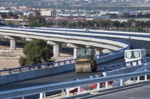 Una apisonadora trabaja en la pavimentación de la Autovía MU-31, cuyas obras estarán acabadas a finales de enero. :: VICENTE VICÉNS / AGM/