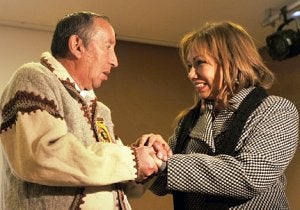 Luis Gilberto Ochoa recibe la condecoración de manos de la embajadora de Ecuador. :: P. ALONSO / AGM/