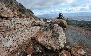 Imagen de las piedras de grandes dimensiones que ocupan la carretera tras caer a consecuencia de los terremotos. ::
PACO ALONSO /
AGM/