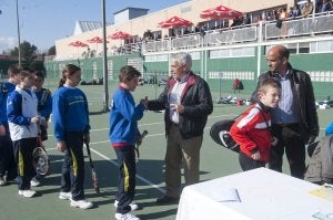 Tres imágenes de la jornada de clausura de las escuelas de tenis ayer en el Club Cordillera. ::
EDU BOTELLA / AGM/