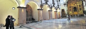 Últimos trabajos de limpieza y acristalamiento en la iglesia de San Francisco antes de su apertura el domingo :: PACO ALONSO / AGM/