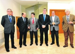 Dirigentes patronales con el consejero Ballesta antes de iniciarse la asamblea de Ceclor. :: PACO ALONSO / AGM/