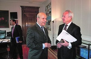 El ministro de Educación conversa con el presidente Valcárcel tras la reunión en Madrid. :: L V/