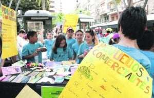 Feria comercial, con la presencia de 65 miniempresas escolares, en mayo del pasado año. :: O. MARÍN/
