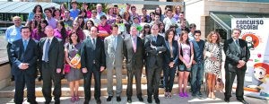 Los componentes de todos los grupos premiados, junto con representantes de los organizadores y colaboradores del evento. :: VICENTE VICÉNS / AGM/