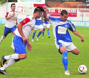 Un jugador del Díter Zafra se prepara para chutar. ::
VÍCTOR PAVÓN/