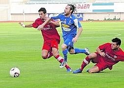 Carrasco es derribado por un jugador del Catarroja. Foto: Paco Alonso/AGM/