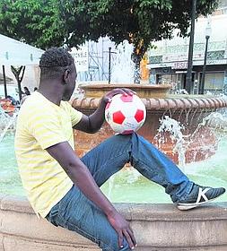 Mamadou Traore en una céntrica plaza de Murcia. Foto: V. Vicéns/AGM/