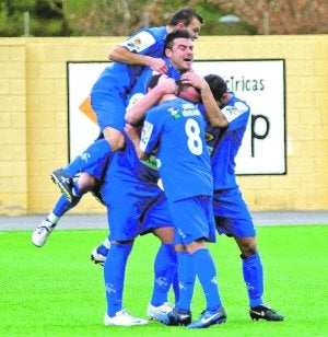 Jugadores de La Hoya celebran un gol. ::
PACO ALONSO / AGM/