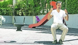 Javier López, que reclama la custodia compartida de su hija, se columpia en un parque infantil del centro de Murcia. :: FRAN MANZANERA/ AGM/