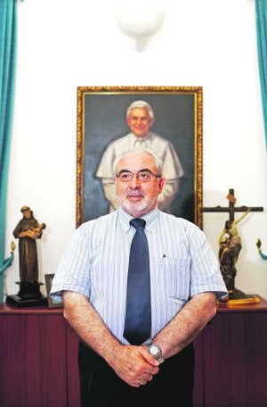 El presidente de la Universidad Católica, en su despacho, presidido por un retrato del Papa Benedicto XVI. :: MARTÍNEZ BUESO/