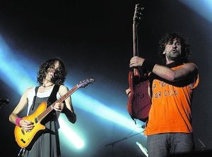 Robe Iniesta e Iñaki 'Uoho' Antón en el concierto. ::
ISRAEL SÁNCHEZ / AGM/