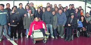 Bernal y varios discapacitados, ayer junto a un autobús. :: FEAPS/