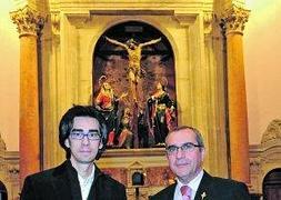 Labaña y el presidente del Perdón, Diego Avilés, con la imagen. :: G.C./