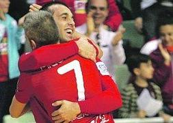 Miguelín abraza a Adri tras la consecución del cuarto gol de ElPozo ayer. :: FRAN MANZANERA/AGM/
