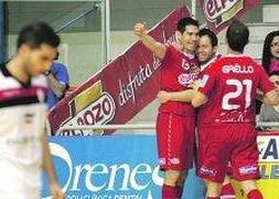 Kike Boned celebra con Paulinho y Gréllo un gol ante el Santiago. :: FRAN MANZANERA / AGM/