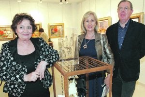 Antonia Dávalos, Lola Santos y Antonio Martínez, durante la inauguración de la exposición. ::
J. M. RODRÍGUEZ / AGM/
