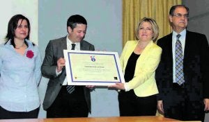 Ujaldón entregando el premio a la mejor oficina en Caravaca. ::
CARM/