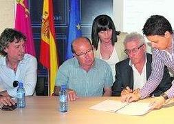 Los impulsores del proyecto firman su constitución. :: Á.A./