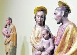 En primer plano, una Sagrada Familia de Campillo, en madera policromada, que forma parte de la exposición del Museo Salzillo. :: G. Carrión / AGM/