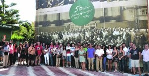 Miembros de la Asociación de Vecinos Joven Futura, en las instalaciones de la fábrica Estrella de Levante, en Espinardo. ::
J. F./