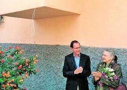 Cámara junto a Isabel Verdejo, viuda de Ramón Gaya. :: AYTO. MURCIA/