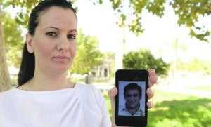 Asunción Espín muestra una fotografía de su hermano Antonio, preso en Marruecos. :: NACHO GARCÍA/