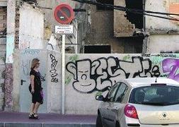 El paso inferior del puente de la autovía es un lugar peligroso, según los vecinos, al oscurecer. :: Nacho García/AGM/