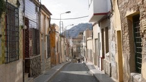 Una calle de subida al Cerro del Chocolatero, en el corazón del barrio de Santa Lucía. :: PABLO SÁNCHEZ / AGM/