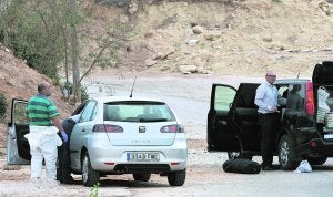 Especialistas de la Policía Judicial, durante la inspección ocular del coche donde fue hallado el cadáver, en Cartagena. :: J.M. Rodríguez/AGM/