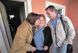 Rosario, en el centro, sonriente ante las muestras de cariño de sus dos hijos, Fina y Antonio. :: NACHO GARCÍA/