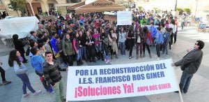 Padres y alumnos del instituto Ros Giner, ayer por la mañana en la plaza de España, en la primera de las protestas anunciadas. :: FOTOS: PACO ALONSO / AGM/