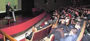 El director territorial de SabadellCAM, Jaime Matas, dirigiéndose ayer a sus directivos. :: LA VERDAD/