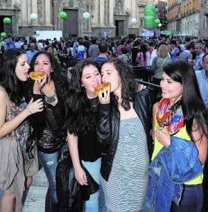 Conseguir un preciado manjar de hojaldre fue un verdadero premio, ya que hubo que esperar más de una hora en la cola. Estas chicas saborearon el momento./