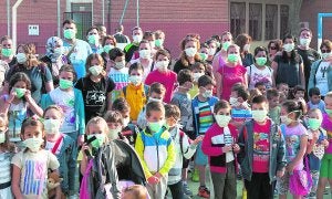 Los escolares del colegio Saavedra, ayer, durante la protesta. :: LA VERDAD/