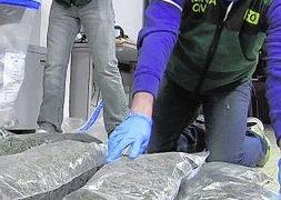 Agentes de la Benemérita, manipulando paquetes de 'maría'. :: G. C./