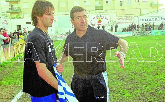 Paco Parreño dando instrucciones a un jugador en su etapa en el Águilas, en el año 2000./paco alonso / agm