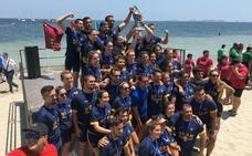 Los equipos de la UCAN festejan sus triunfos en la arena de La Ribera./LV