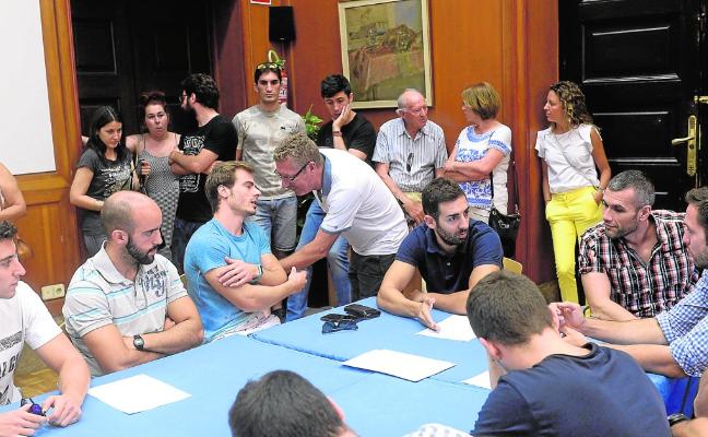 Reunión que mantuvieron algunos de los aspirantes a las 30 plazas de bomberos, el pasado mes de julio, con el concejal Pepe Guillén y técnicos municipales./Nacho García / AGM