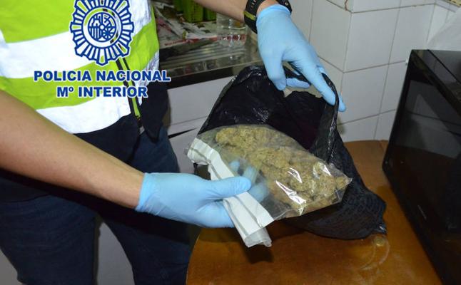 Un agente, con parte de la droga incautada./CNP