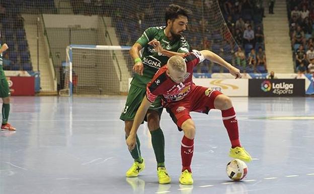 MiguelÃ­n, ante un rival, durante el encuentro./LNFS