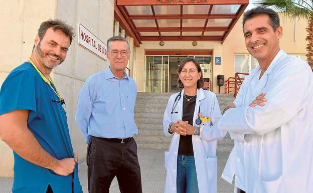 Silverio Ros, José Antonio Cánovas, Juana Campillo y José Luis Alonso, en el hospital de día de La arrixaca, esta semana.