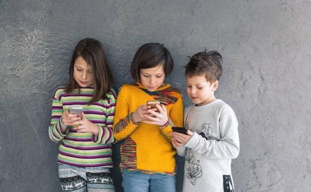 Los niños ya pasan más tiempo con el móvil que jugando en ...