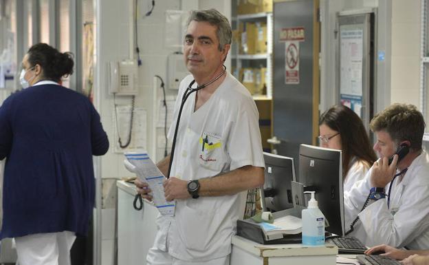 El médico Jaime Gómez Vargas en la unidad de Urgencias de La Arrixaca. 