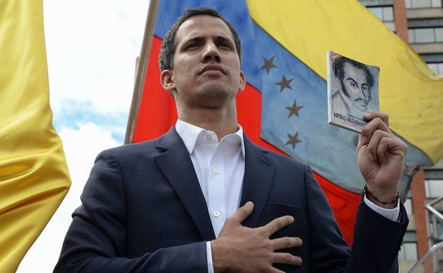 Maduro cerca a Guaidó y lo inhabilita políticamente por 15 