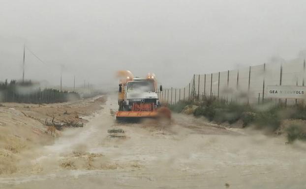 Brigadas de mantenimiento de carreteras trabajando en la RM-19.