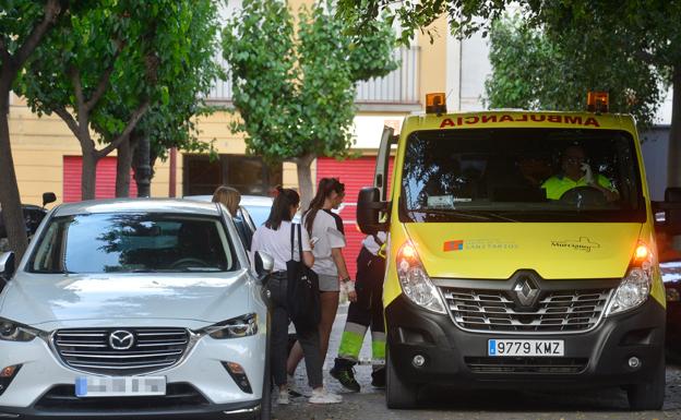 La joven herida con el cuchillo, con las muñecas vendadas, en el momento de ser atendida en una ambulancia. /vicente vicens / agm