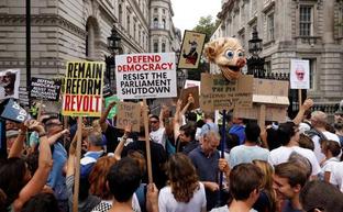 Manifestantes antibrexit protestan frente a Downing Street en Londres./REUTERS