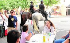 Haciéndose un selfi ante dos ejemplares de la Unidad Especial de Caballería de la Policía Nacional venidos de Sevilla./ROS CAVAL